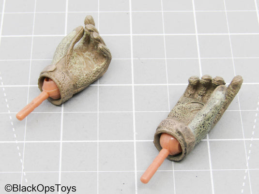 Green & Tan Gloved Hands w/Pegs (Dragon)