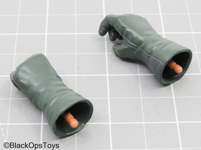 Load image into Gallery viewer, Green Gloved Hands w/Pegs (Dragon)
