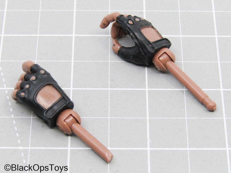 Load image into Gallery viewer, Female Black Fingerless Gloved Hands w/Pegs (BBI)
