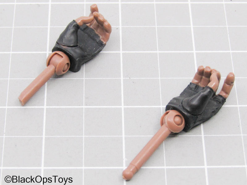 Load image into Gallery viewer, Female Black Fingerless Gloved Hands w/Pegs (BBI)
