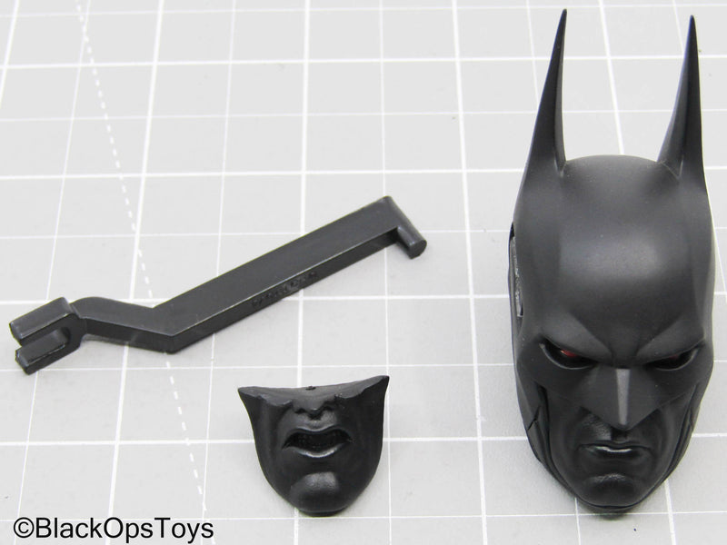 Load image into Gallery viewer, Batman Arkham Knight - Futura Knight - Headsculpt w/Faceplates
