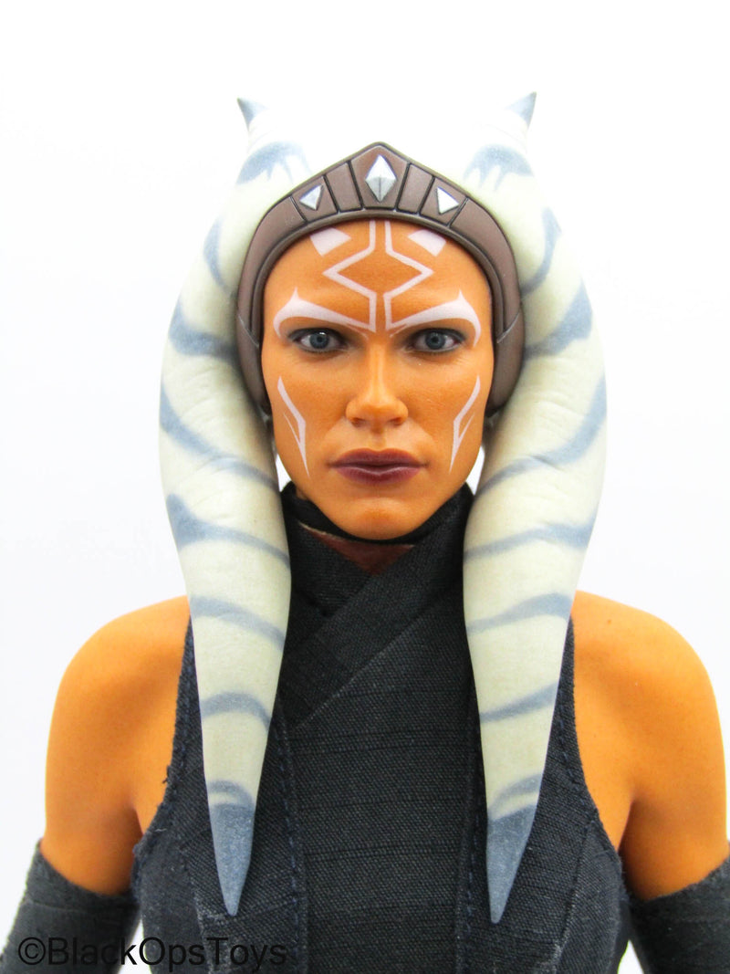 Load image into Gallery viewer, Star Wars Ahsoka Tano DX - Orange Female Body w/Jedi Uniform Set
