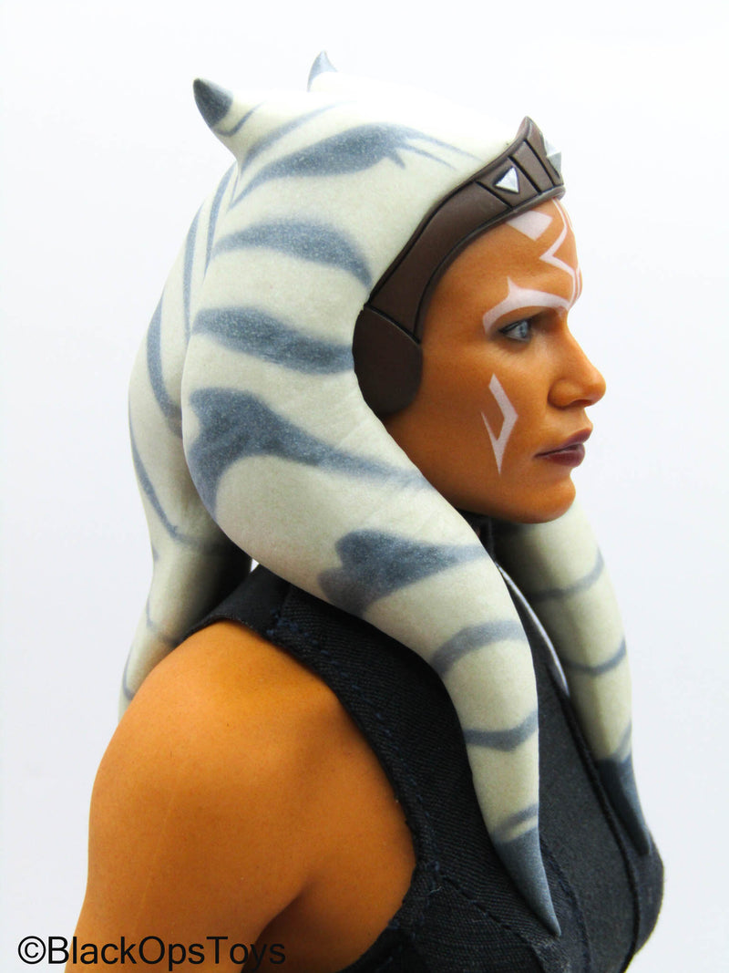 Load image into Gallery viewer, Star Wars Ahsoka Tano DX - Orange Female Body w/Jedi Uniform Set
