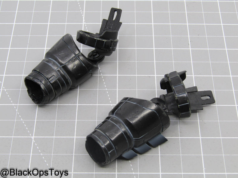 Load image into Gallery viewer, Armored Batman BC Ver. - Armored Gauntlets
