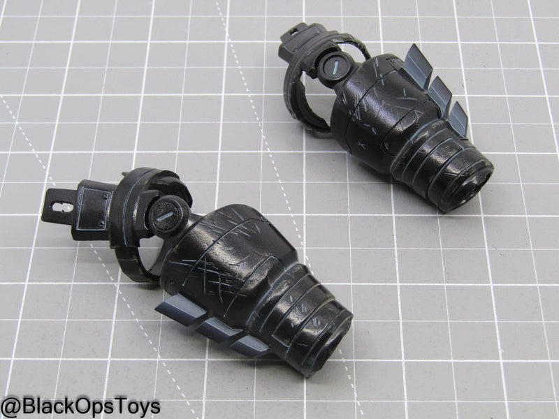 Load image into Gallery viewer, Armored Batman BC Ver. - Armored Gauntlets
