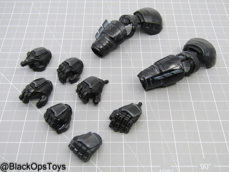 Load image into Gallery viewer, Armored Batman BC Ver. - Armored Hand Set w/Armored Gauntlets
