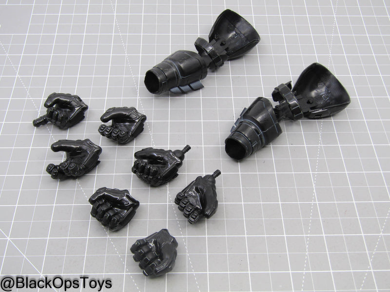 Load image into Gallery viewer, Armored Batman BC Ver. - Armored Hand Set w/Armored Gauntlets
