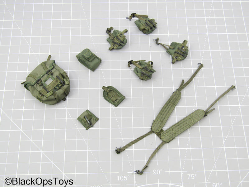 Load image into Gallery viewer, Vietnam 1970 - USMC - OD Green Pouch Set w/Suspenders

