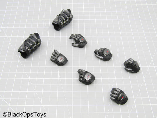 Batman Beyond - Black Gauntlets w/3 Sets Of Hands (Hot Toys)