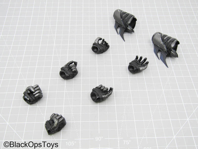 Load image into Gallery viewer, Batman Beyond - Black Gauntlets w/3 Sets Of Hands (Hot Toys)
