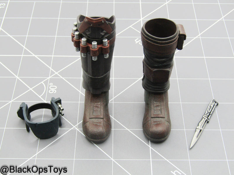Load image into Gallery viewer, The Mandalorian &amp; Grogu - Combat Boots (Peg Type) w/Knife
