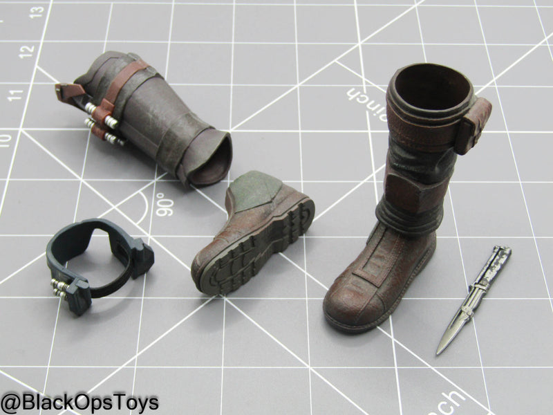 Load image into Gallery viewer, The Mandalorian &amp; Grogu - Combat Boots (Peg Type) w/Knife
