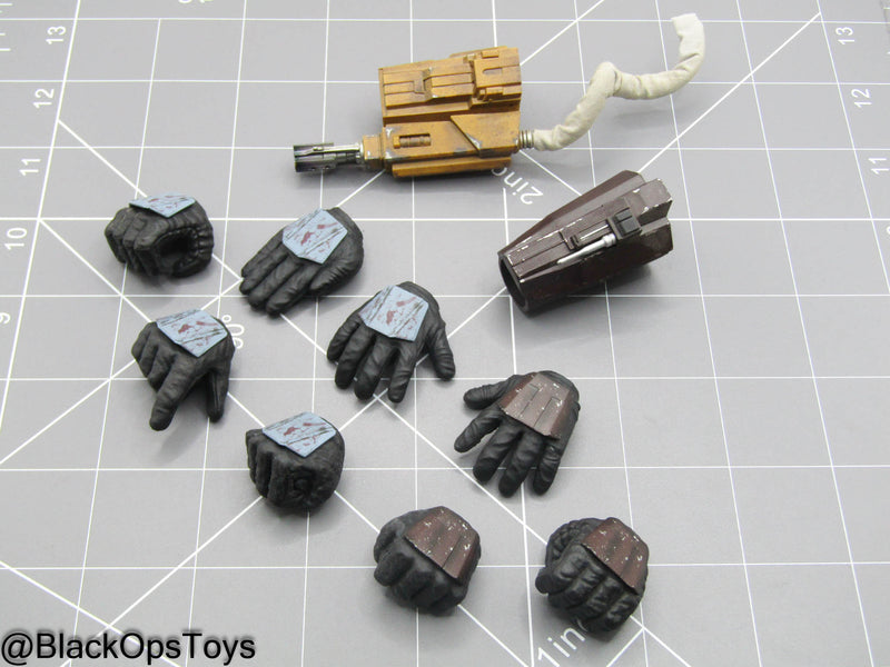 Load image into Gallery viewer, Heavy Infantry Mandalorian - Gloved Hand w/Gauntlet Set
