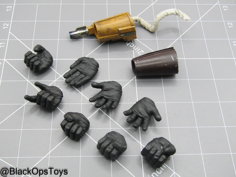 Load image into Gallery viewer, Heavy Infantry Mandalorian - Gloved Hand w/Gauntlet Set
