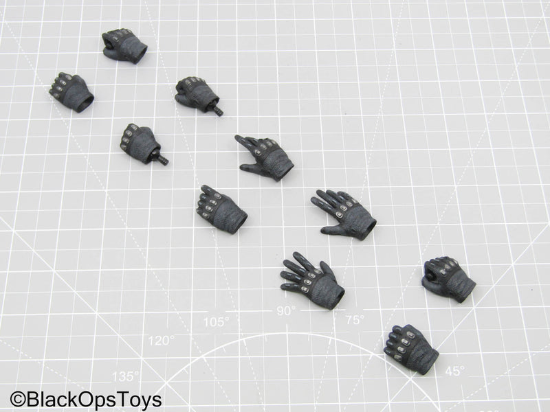 Load image into Gallery viewer, GI JOE Snake Eyes Black Gloved Hand Set (Hot Toys)

