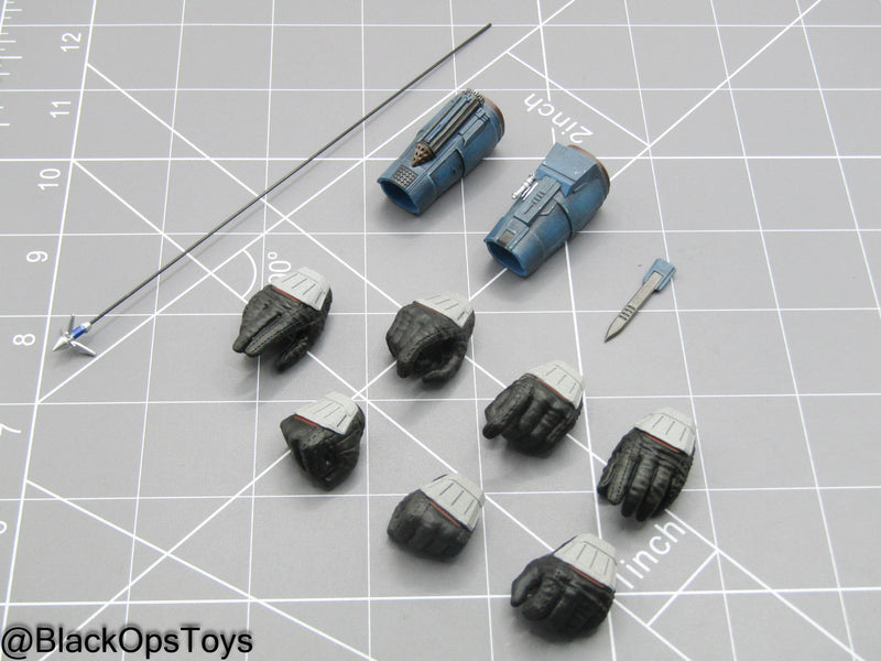Load image into Gallery viewer, Star Wars Bo Katan - Gloved Hands w/Gauntlets &amp; Grappling Hook
