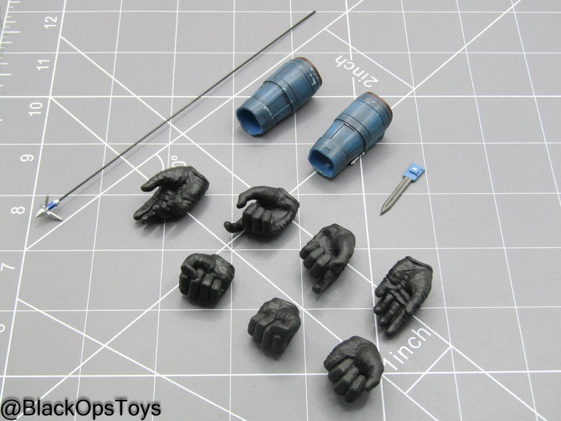 Load image into Gallery viewer, Star Wars Bo Katan - Gloved Hands w/Gauntlets &amp; Grappling Hook
