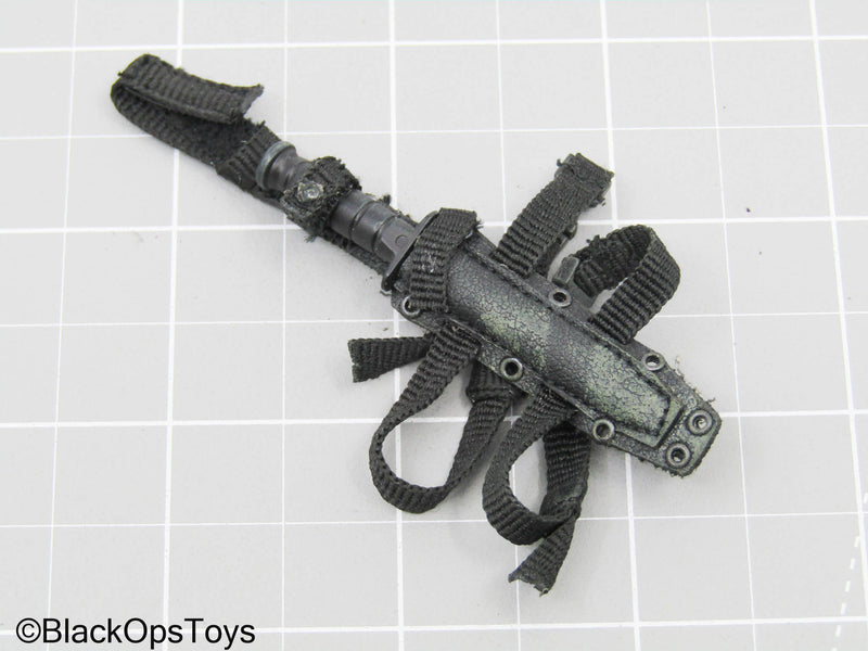 Load image into Gallery viewer, Black Knife w/Holster (Art Figures)
