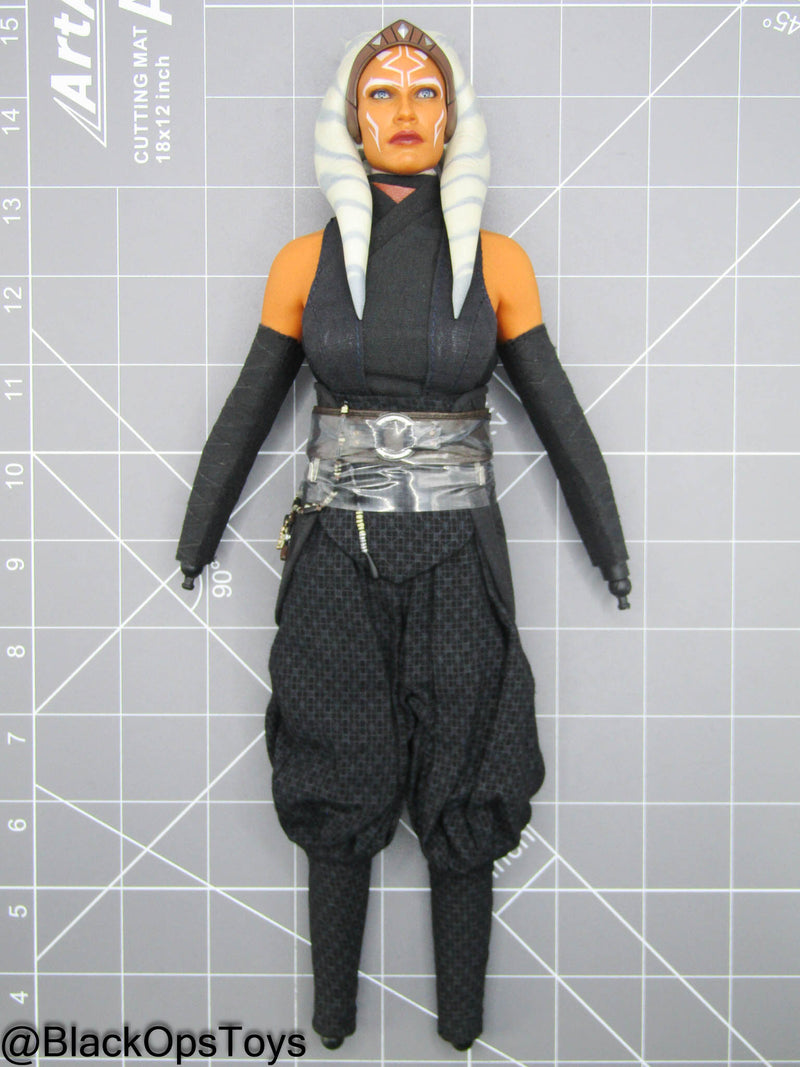 Load image into Gallery viewer, Star Wars Ahsoka Tano DX - Orange Female Body w/Jedi Uniform Set
