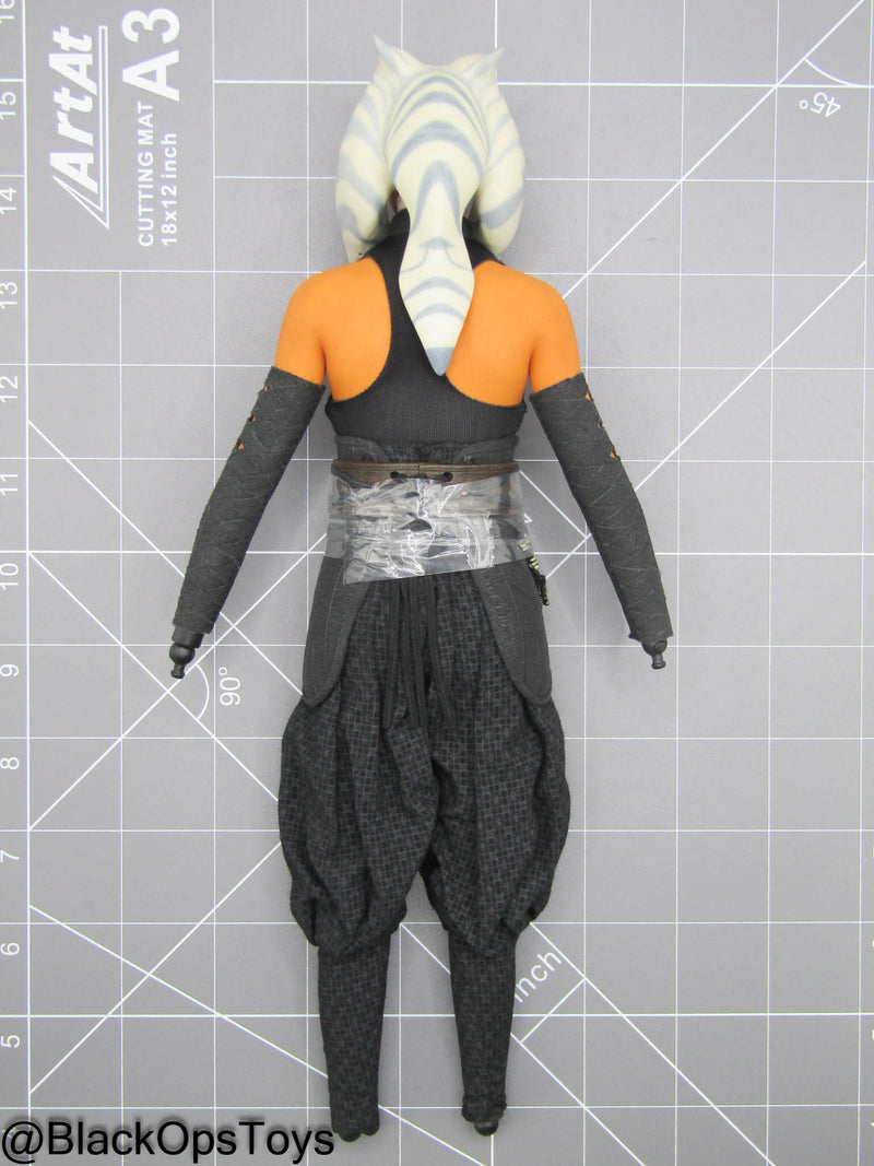 Load image into Gallery viewer, Star Wars Ahsoka Tano DX - Orange Female Body w/Jedi Uniform Set
