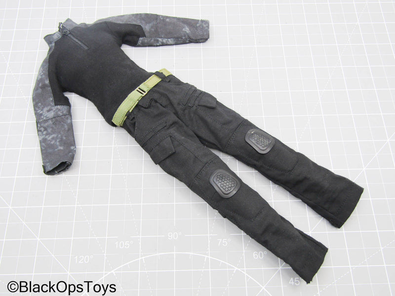 Load image into Gallery viewer, Black Quarter-Zip Pullover w/Combat Pants &amp; OD Green Belt
