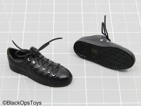 Black Low-Top Sneakers (Foot Type)