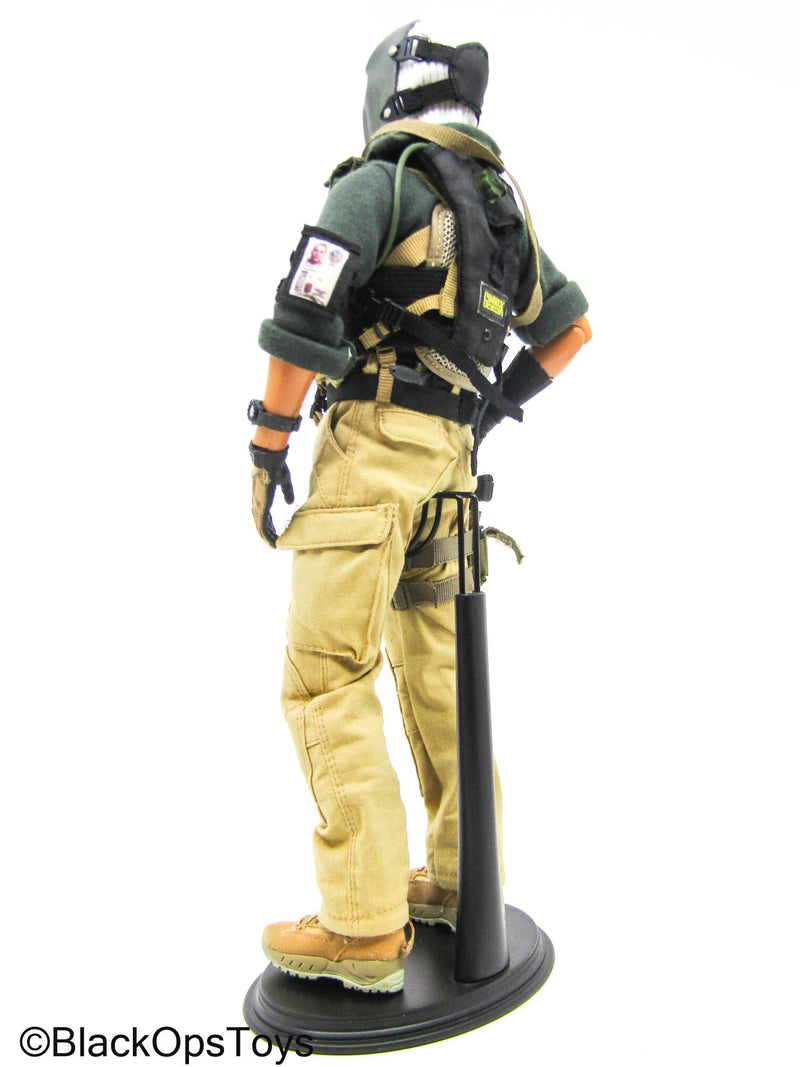 Load image into Gallery viewer, Male Full Dressed Bank Robber Uniform w/M4A1 AR &amp; Accessories
