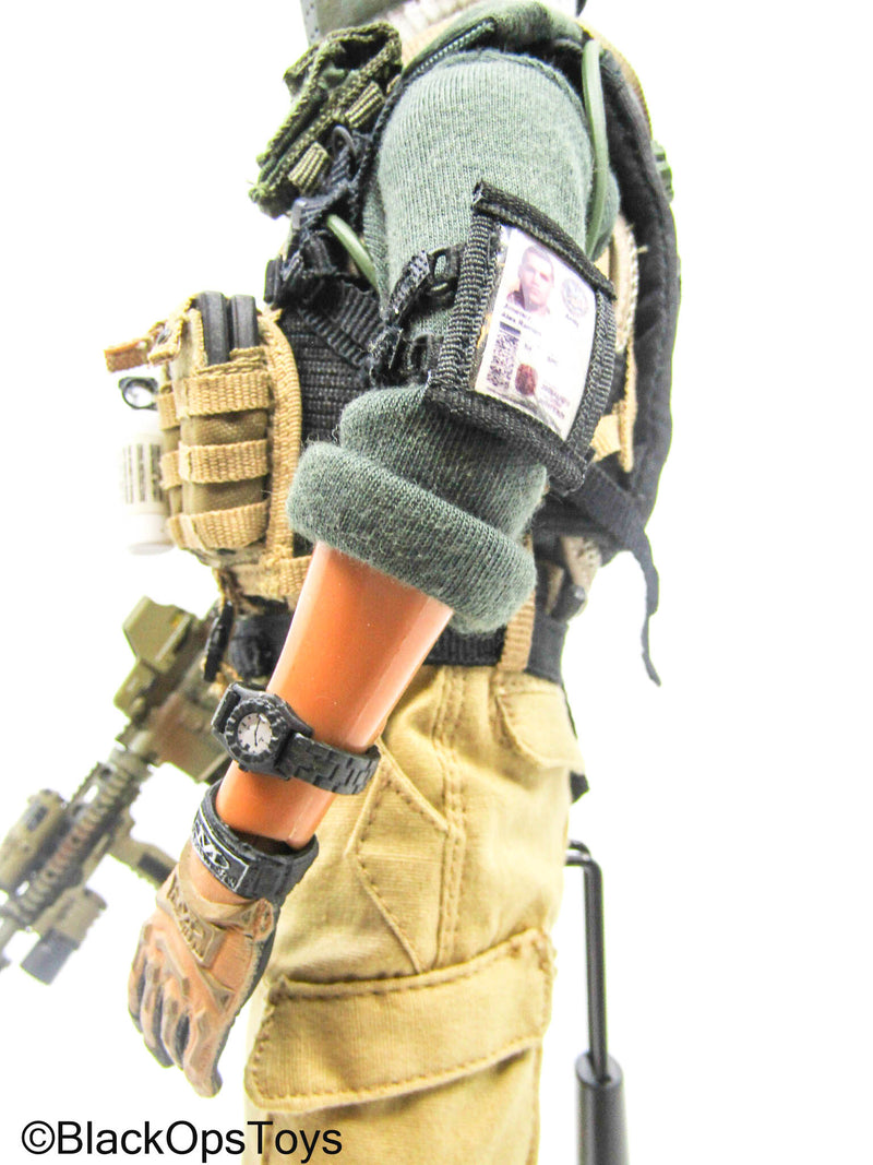 Load image into Gallery viewer, Male Full Dressed Bank Robber Uniform w/M4A1 AR &amp; Accessories
