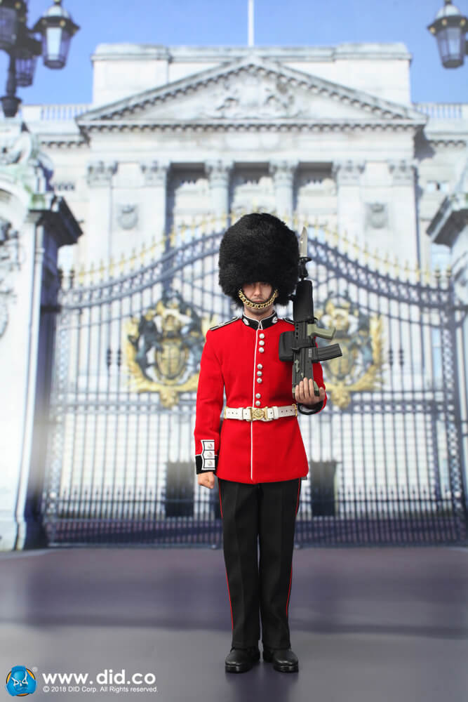 Load image into Gallery viewer, Buckingham Palace - The Guards Version B - MINT IN BOX (READ DESC)
