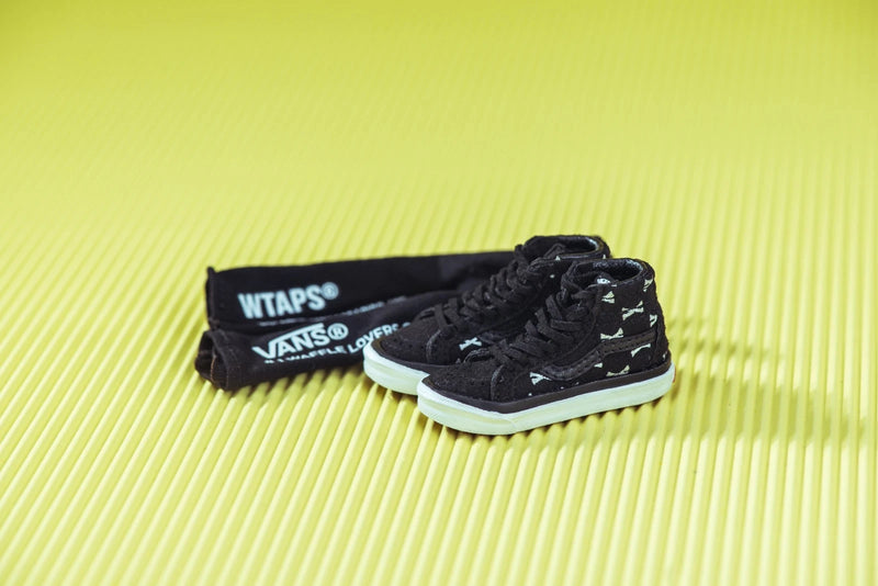 Load image into Gallery viewer, Black VANS High Top Sk8 Shoes (Foot Type) w/Socks &amp; Extra Laces
