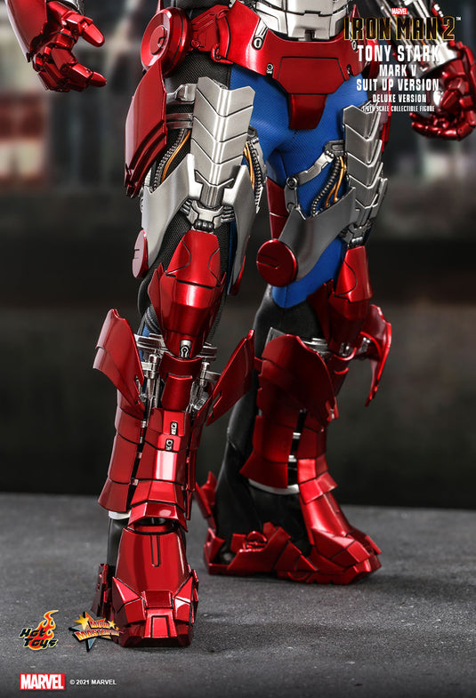 Iron Man 2 - Tony Stark MKV Suit Up Version DELUXE - MINT IN BOX