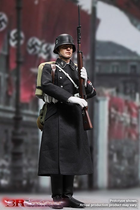 Load image into Gallery viewer, WWII - German Honor Guard - White Belt w/Pouches &amp; Metal Dagger
