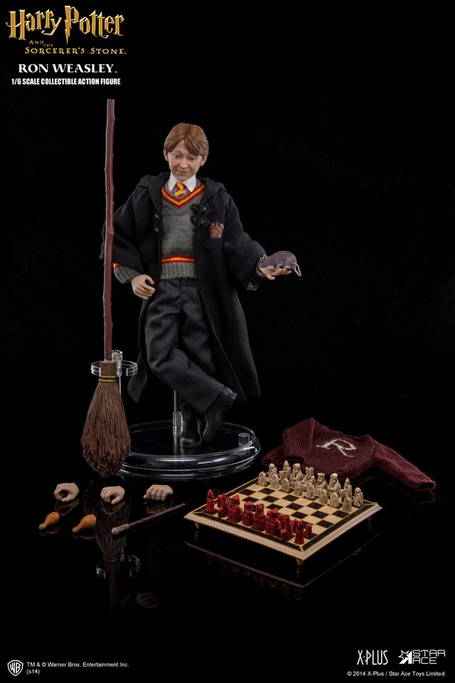 Load image into Gallery viewer, Harry Potter - Ron Weasley - Holding Wand Hand Set w/Wand
