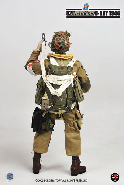 Load image into Gallery viewer, WWII - US 82nd Airborne Division Combat Medic D-Day - MINT IN BOX
