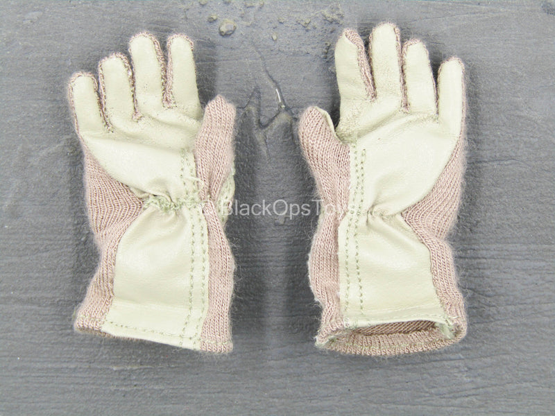 Load image into Gallery viewer, U.S. Marine Gear Set - Tan Gloved Hand Set (L&amp;R)
