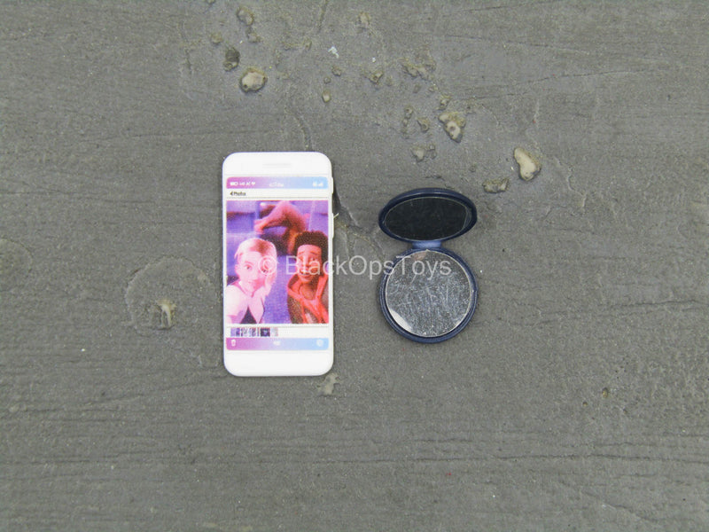 Load image into Gallery viewer, Gwen Stacey - Smartphone w/Hand Mirror
