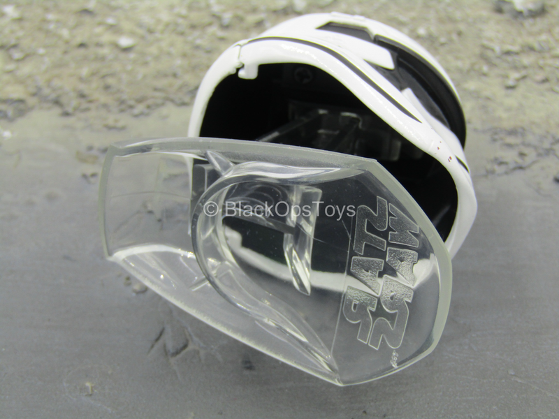 Load image into Gallery viewer, Star Wars - Metal &quot;Finn&quot; Helmet On Stand
