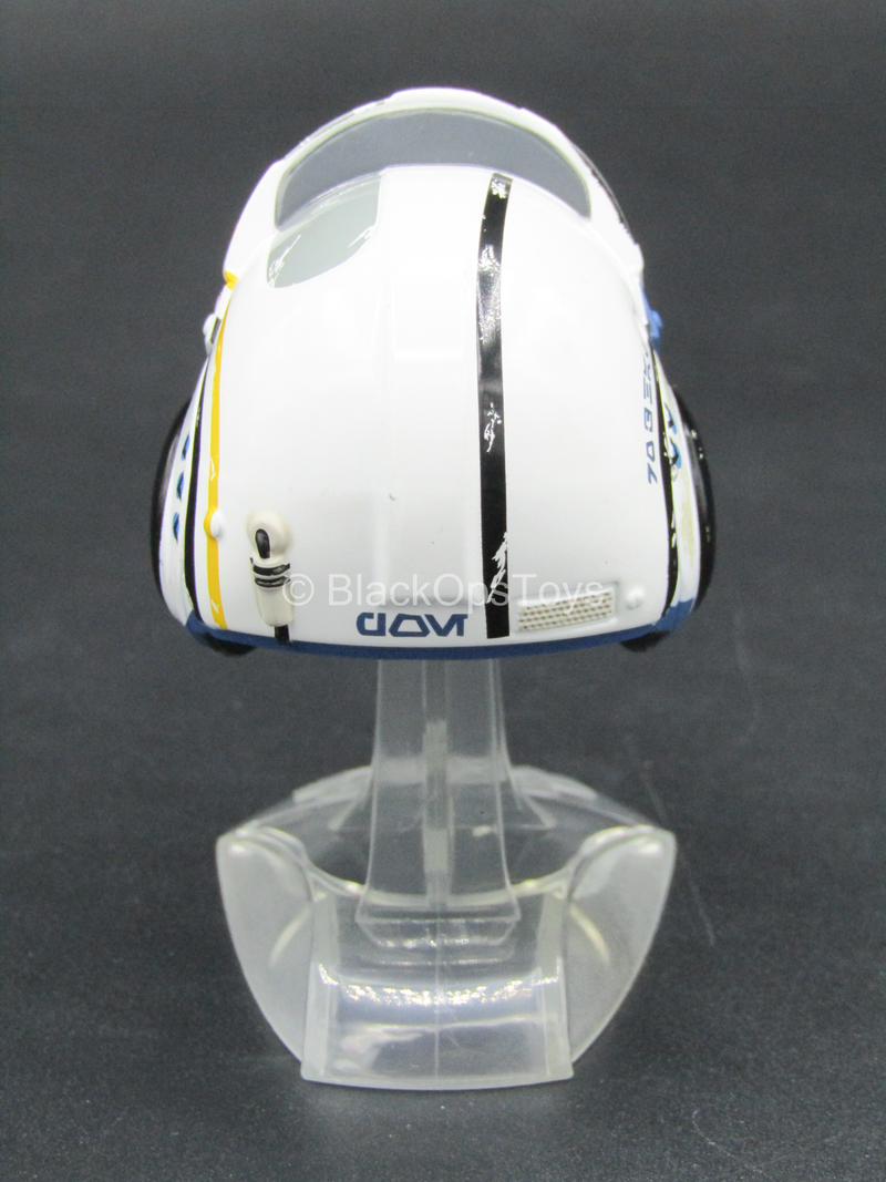 Load image into Gallery viewer, Star Wars - Metal White &quot;Poe Dameron&quot; Helmet On Stand
