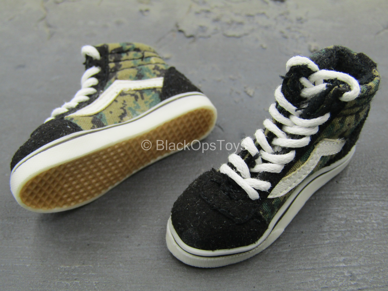 Load image into Gallery viewer, SK8 Shoes - Black &amp; Woodland Marpat (Foot Type)
