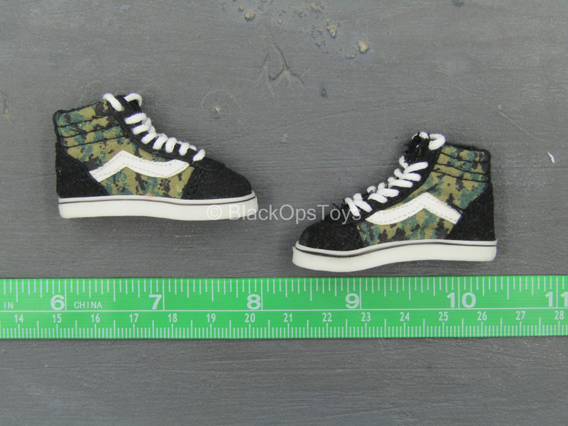 Load image into Gallery viewer, SK8 Shoes - Black &amp; Woodland Marpat (Foot Type)

