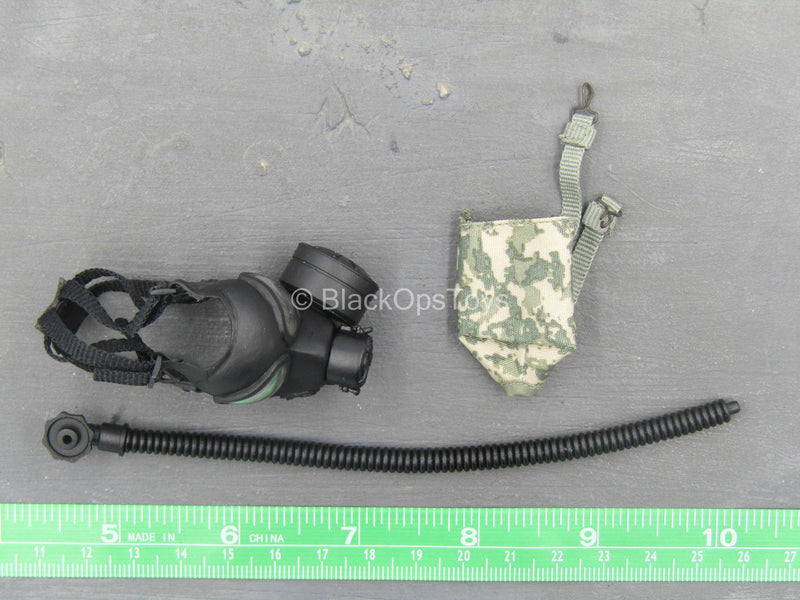 Load image into Gallery viewer, US Army Pilot - Black Gas Mask w/Hose &amp; Pouch

