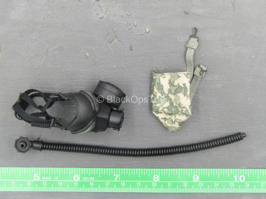 US Army Pilot - Black Gas Mask w/Hose & Pouch