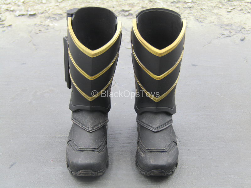 Load image into Gallery viewer, Endgame - Hawkeye - Black &amp; Gold Like Boots w/Dagger (Peg Type)
