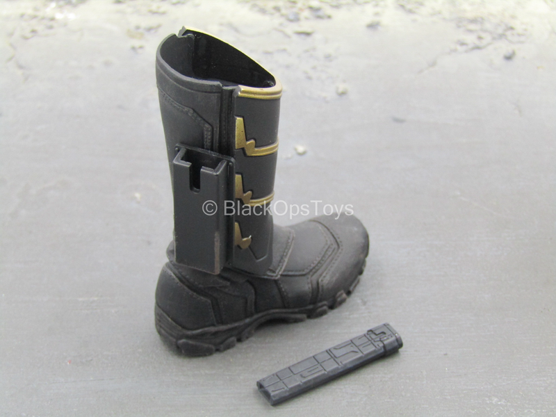 Load image into Gallery viewer, Endgame - Hawkeye - Black &amp; Gold Like Boots w/Dagger (Peg Type)

