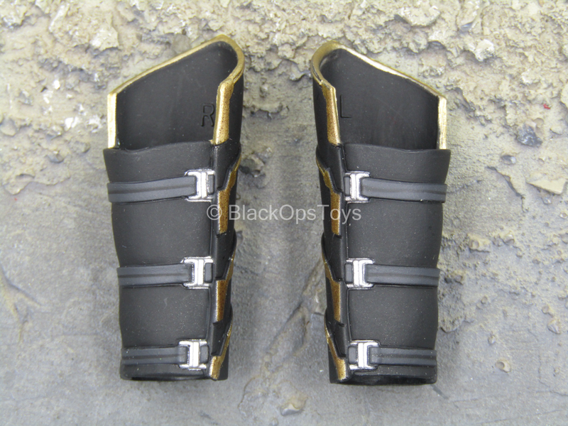 Load image into Gallery viewer, Endgame - Hawkeye - Black &amp; Gold Like Wrist Gauntlets

