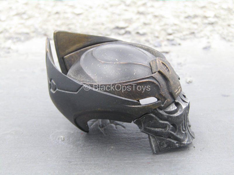 Load image into Gallery viewer, Chitauri Commander - Weathered Helmet
