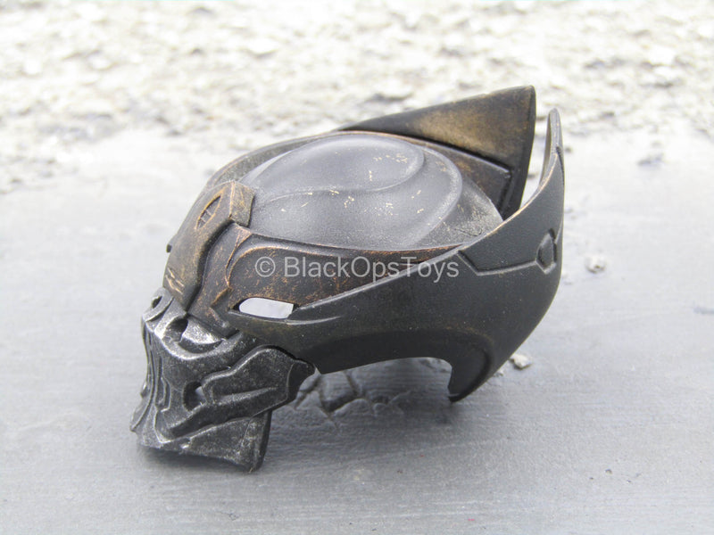 Load image into Gallery viewer, Chitauri Commander - Weathered Helmet
