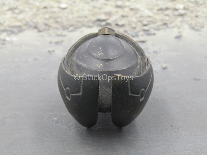 Load image into Gallery viewer, Chitauri Commander - Weathered Helmet
