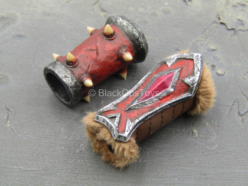 Load image into Gallery viewer, WoW - Orc Female Assassin - Pair of Forearm Armor
