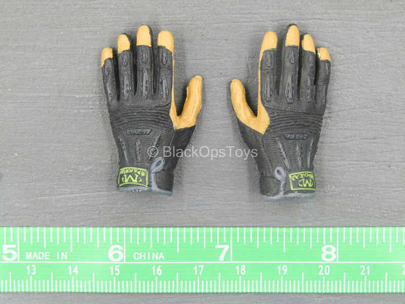 Load image into Gallery viewer, U.S. Navy Seal Team 3 - Gloved Hand Set (x2)
